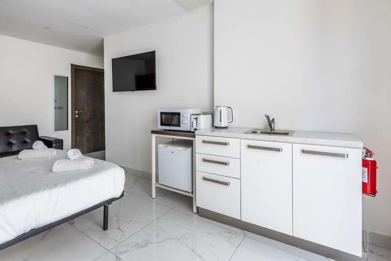 Others 4, Studio Penthouse with kitchenette and side seaview at the new Olo living, St Julian's