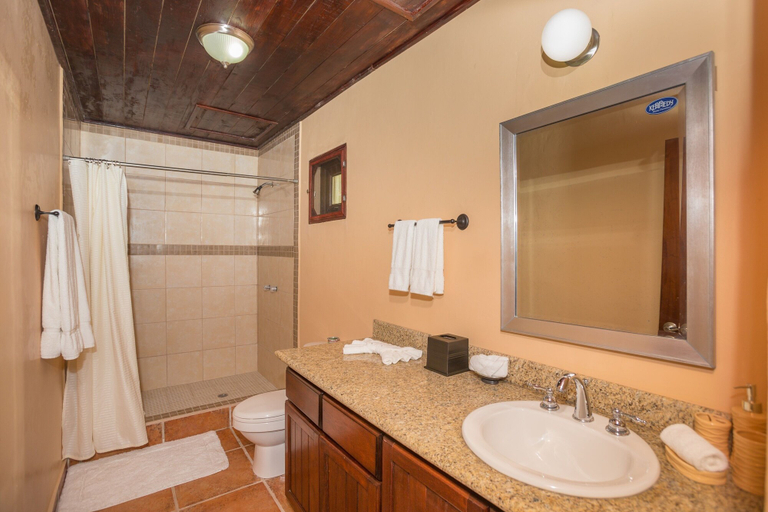 Bathroom 3, Caribbean Breeze 6b 2 Bedroom Condo by RedAwning, Roatán