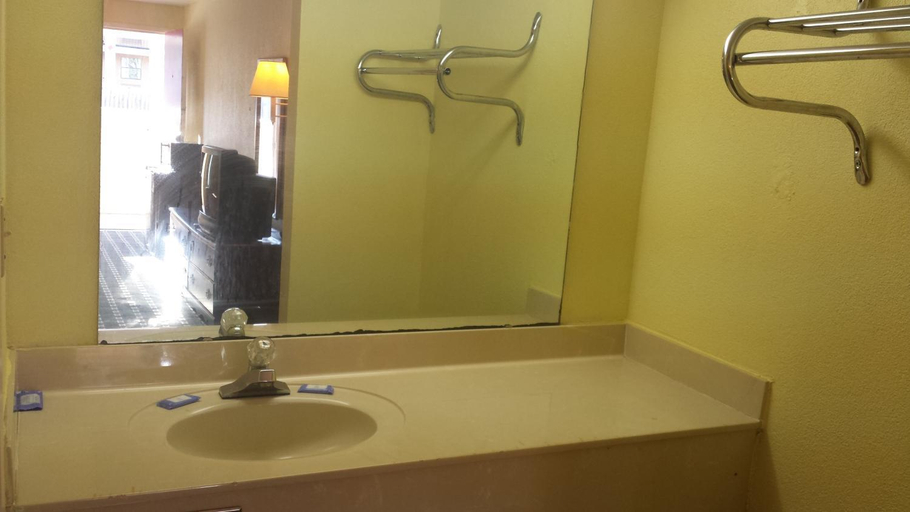 Bathroom 3, American Inn Columbia, Richland
