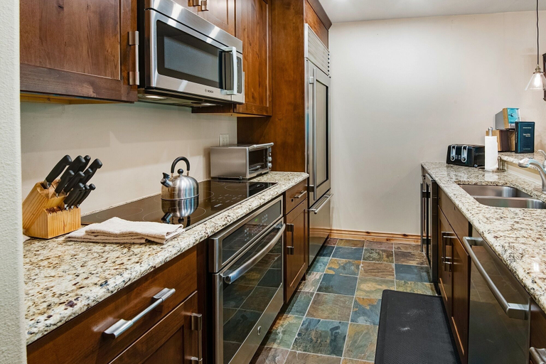 Private kitchen 3, Townsend Place B-106 1 Bedroom Condo by RedAwning, Eagle