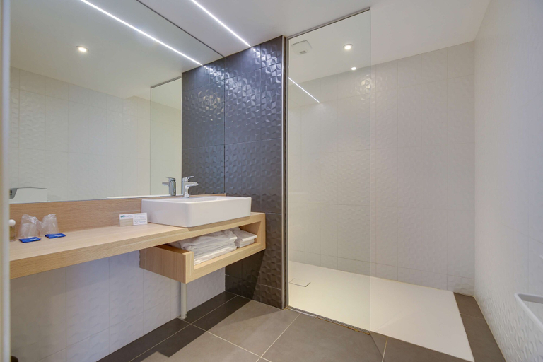 Bathroom 4, Brit Hotel Saint-Dizier, Haute-Marne