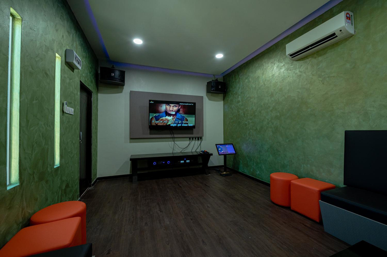 Shared lounge/TV area