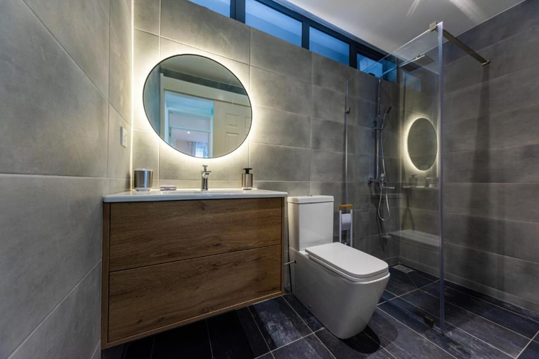 Bathroom 3, Modern apartment - Excellent location 50m from the beach, restaurants, bars, shops, Black River