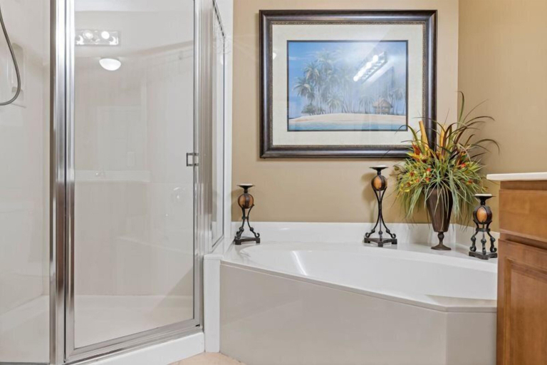 Bathroom 3, Seychelles 101, Bay