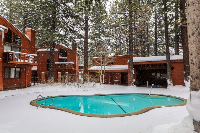 Pool 4, Woodlands 25 Updated and Spacious, Quiet with Forest Setting Views townhouse by RedAwning, Mono