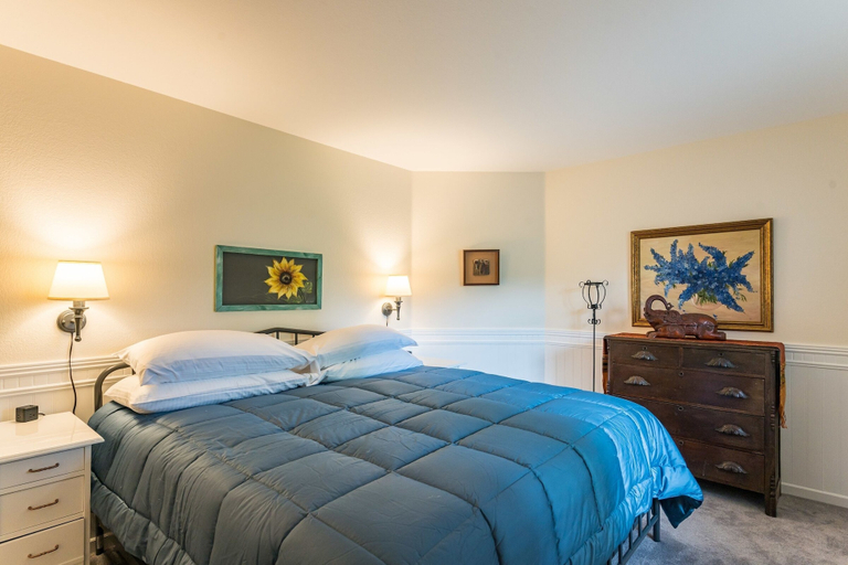 Room 5, S 1425 2 Bedroom Condo by RedAwning, Routt