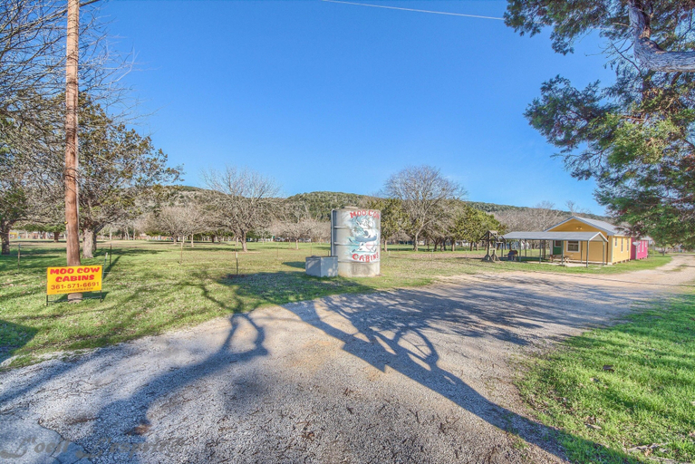 Property grounds 2, Wine Cup Rr9122wc 1 Bedroom Home by RedAwning, Comal