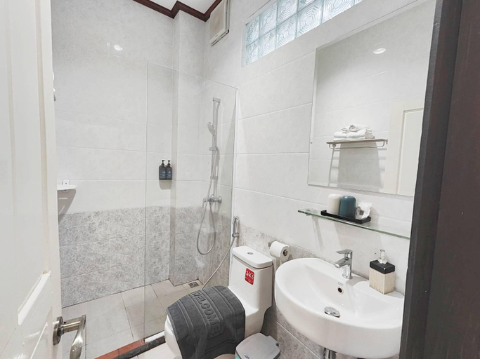 Bathroom 3, Luang Prabang Museum Inn & Travel, Luang Prabang