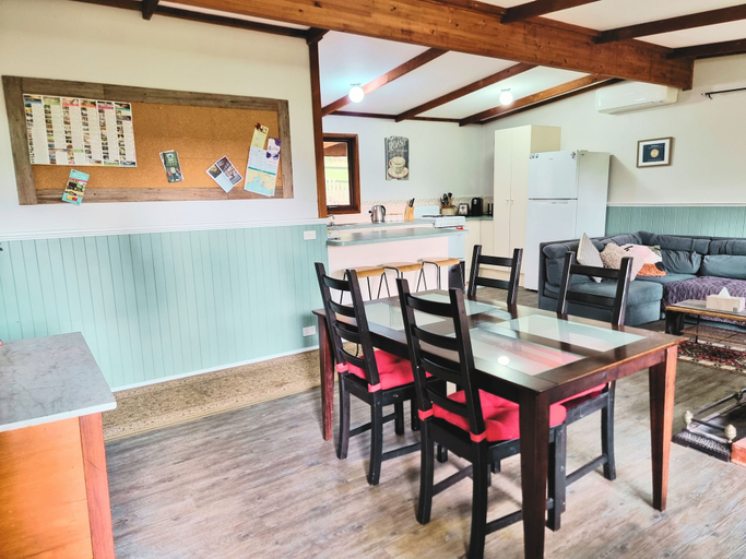 Food & Drinks, Rustic Country Lane Farmhouse in Lysterfield, Knox - South
