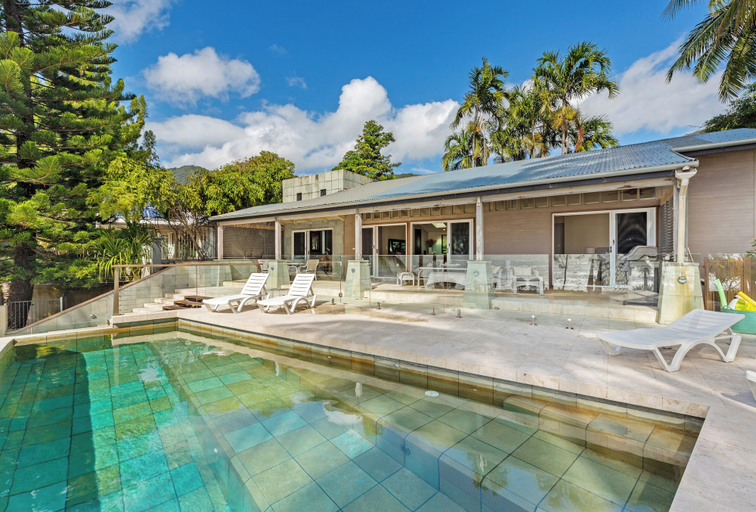Sport & Beauty 3, Oceans Edge Beach House at Oak Beach - Newly Renovated, Douglas