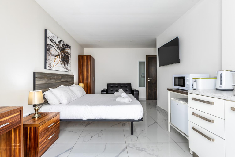 Others 3, Studio Penthouse with kitchenette and side seaview at the new Olo living, St Julian's