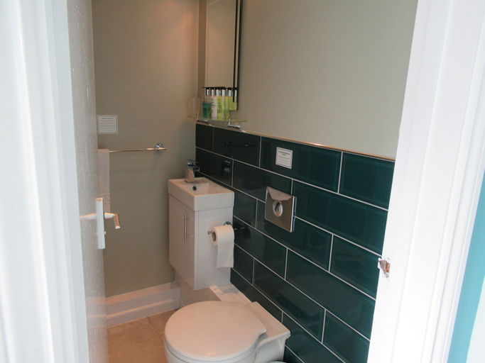 Bathroom 4, London Inn, Gloucestershire
