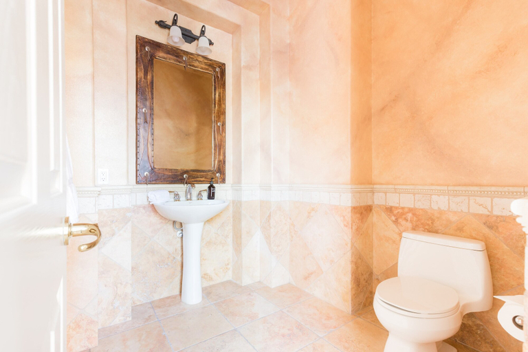 Bathroom 5, Jacinta by Avantstay Gorgeous & Spacious Getaway w/ Pool, Spa & Pool Table, Riverside