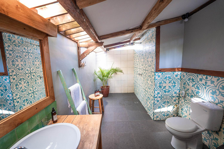 Bathroom 14