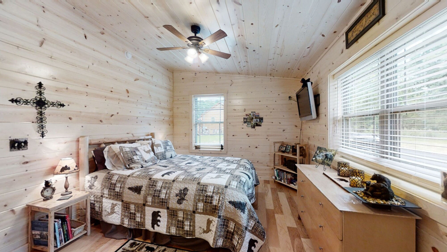 Bedroom 3, Cozy Bear Den 2 Bedroom Cabin by RedAwning, Sevier