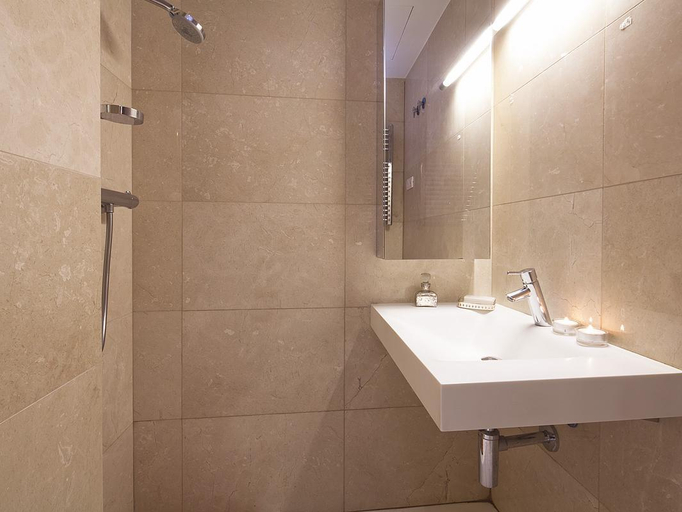 Bathroom 3, MySpace Barcelona Carrer de Ballester , Barcelona