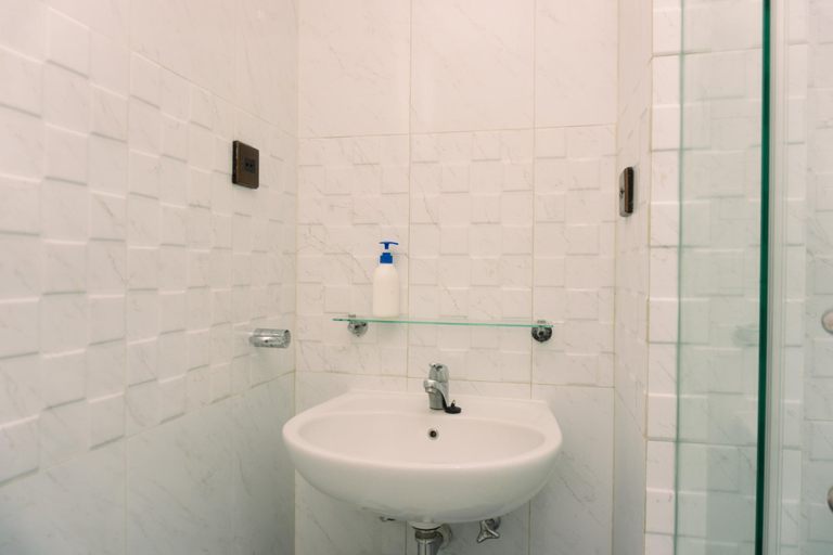 Bathroom 2, Luxury Studio At Semanggi Apartment, Central Jakarta