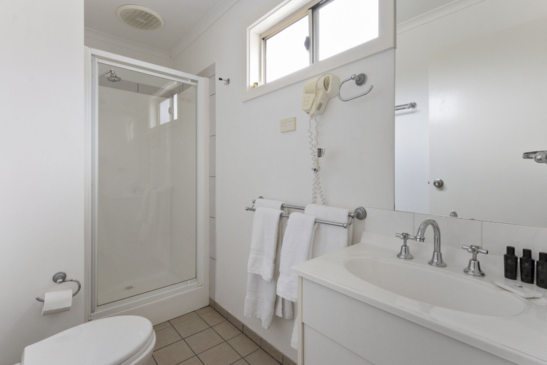Bathroom 3, Costello Hotels - Moonta Bay Cabins, Copper Coast