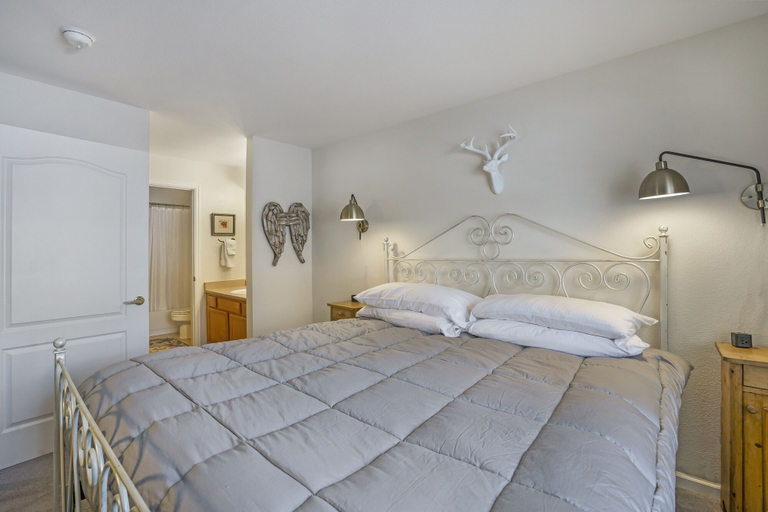 Room 4, S 1425 2 Bedroom Condo by RedAwning, Routt