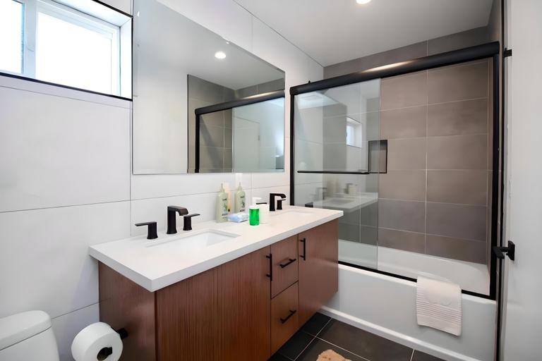 Bathroom 4, Los Angeles 3BR Villa Suites-FreeParking, Los Angeles