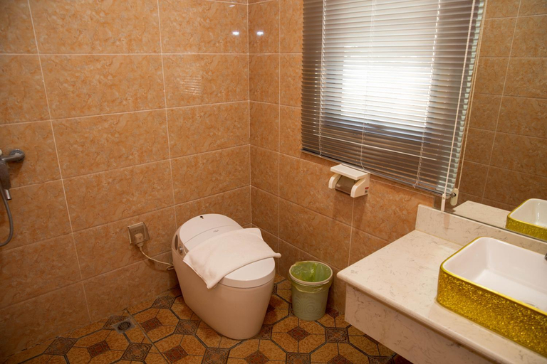 Bathroom 3, Dansavanh Nam Ngum Resort丹萨旺（天湖）国际旅游度假区, Thoulakhom