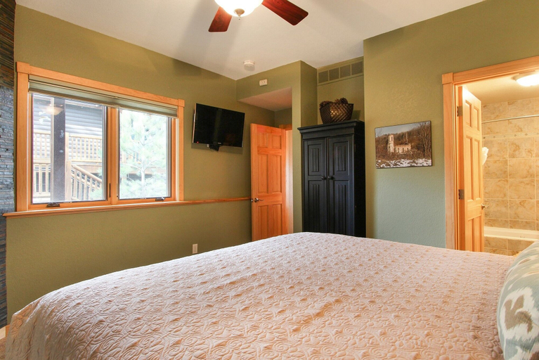 Room 2, Deer Mountain 28b 1 Bedroom Condo by RedAwning, Larimer