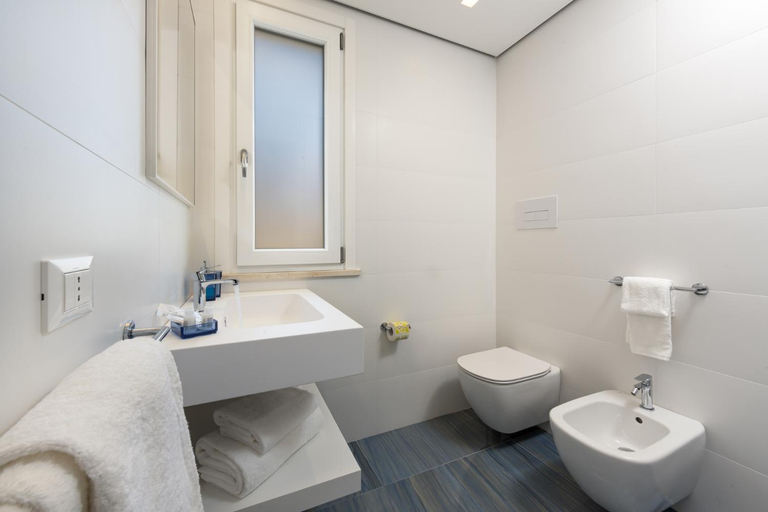 Bathroom 2, Le Maree Comfort Rooms, Trapani