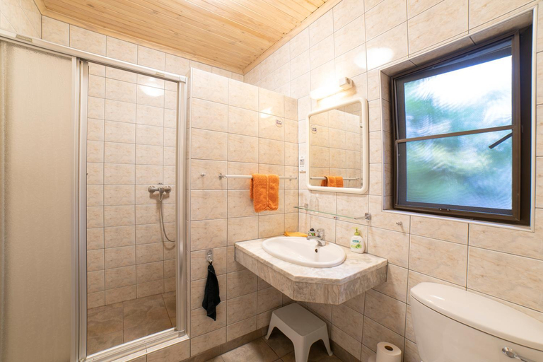 Bathroom 2, Hotel Pension Palmquell, Windhoek East