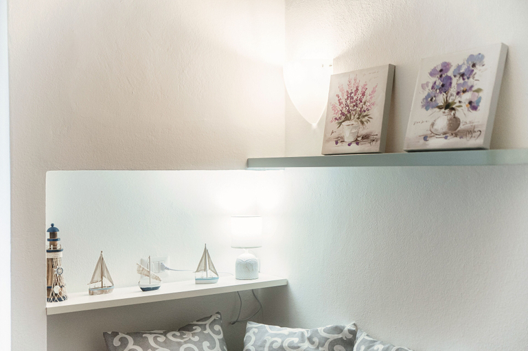 Room 3, Celeste, Como