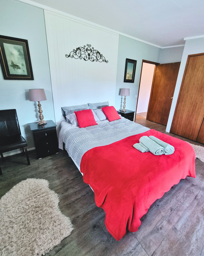 Bedroom 2, Rustic Country Lane Farmhouse in Lysterfield, Knox - South