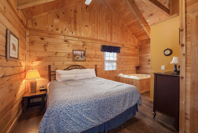 Bedroom 2, Sleepin' Inn 2 Bedroom Cabin by RedAwning, Sevier