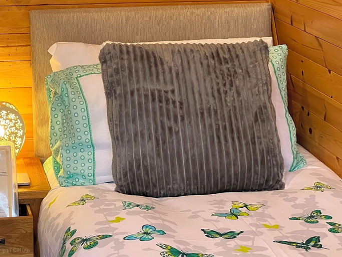 Bedroom 3, Beautiful Twin Glamping Pod in Salisbury, Wiltshire