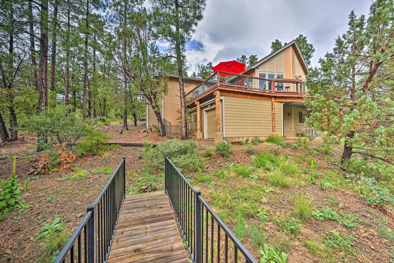 Serene Prescott Cabin with BBQ Deck and Lush Views!, Yavapai