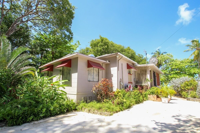 Exterior & Views, Beachfront Classic 3-bed House - Whitecaps by BSL Rentals