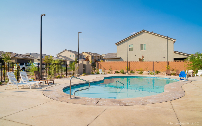 Pool 4, Desert Living 5 Bedroom Home by RedAwning, Washington