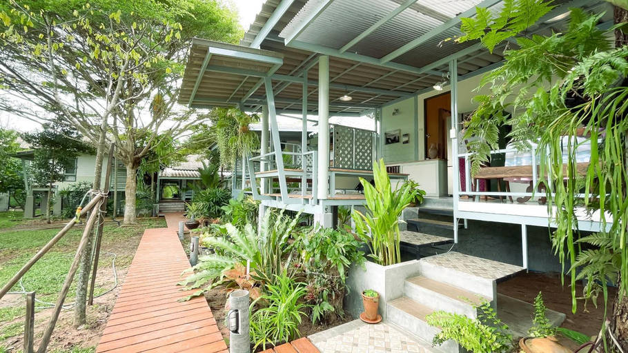 Exterior 3
