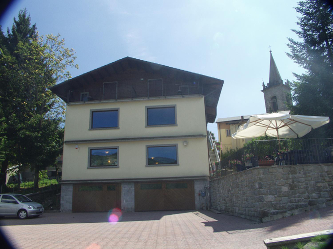 Exterior & Views