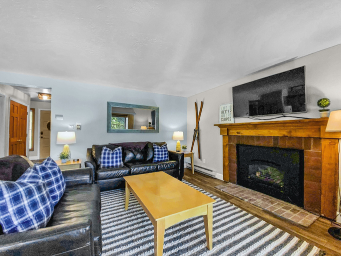 Living area 2, Inner Circle 3 1 Bedroom Condo by RedAwning, Summit