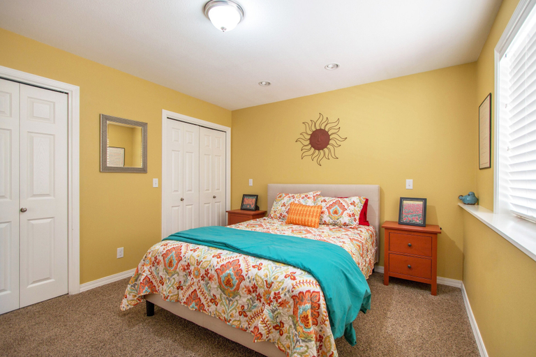 Room 3, Northern Daylights 1 Bedroom Home by RedAwning, Klickitat