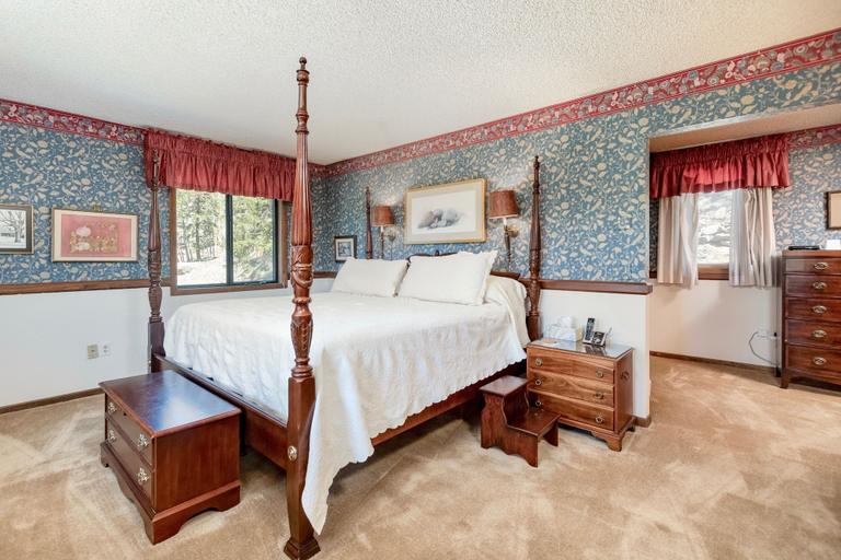Room 5, Macmillan Dog-friendly Vacation At Windcliff 4 Bedroom Home by RedAwning, Larimer