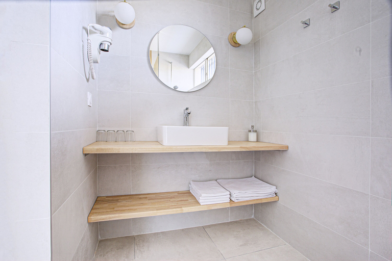 Bathroom 5, Hotel Centre Plage, Pyrénées-Orientales