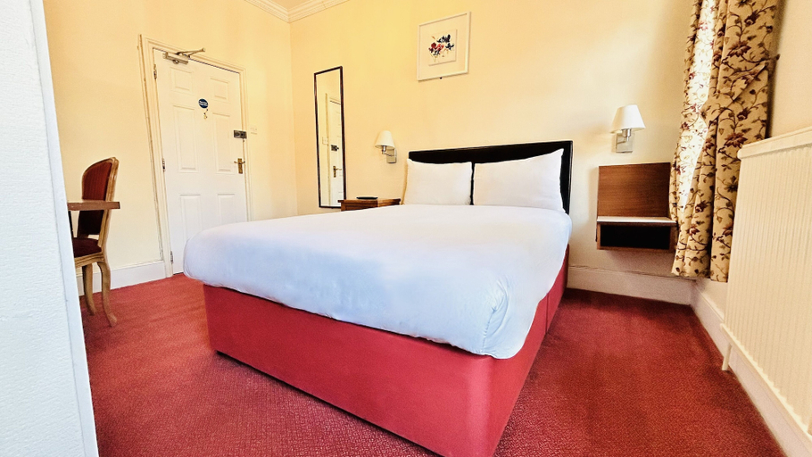 Bedroom 2, Columbia Hotel & Restaurant, Northamptonshire