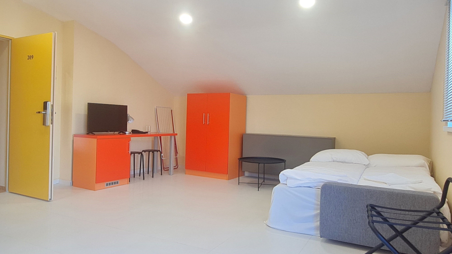 Bedroom 3, Colors Holiday Hotel, Siófok