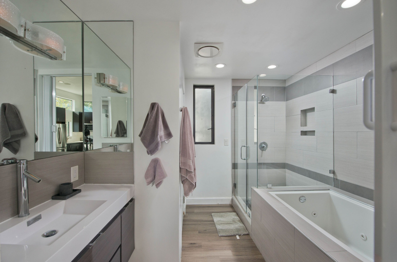 Bathroom 3, Modern Loft Rooftop Deck Venice Beach Studio Bedroom Apts by RedAwning, Los Angeles
