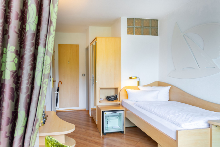 Bedroom 3, Seehotel Fährhaus, Ammerland