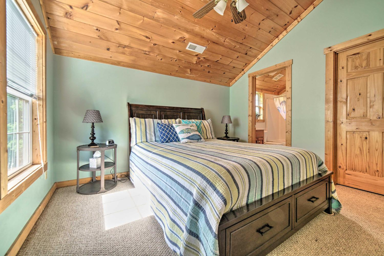 Bedroom 2, Family Getaway on Douglas Lake! Home with Deck, View, Sevier