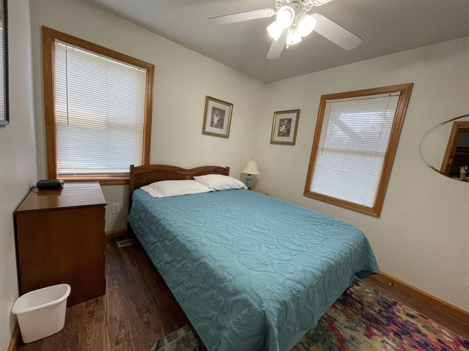 Room 3, Swinkels 3 Bedroom Cottage by RedAwning, Dare