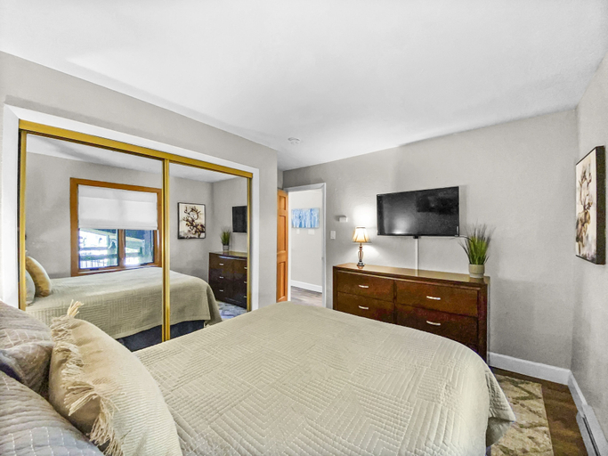 Room 3, Inner Circle 3 1 Bedroom Condo by RedAwning, Summit