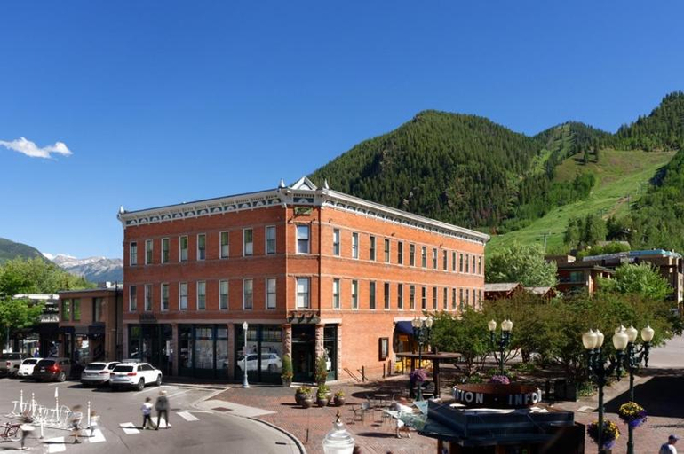 Exterior & Views