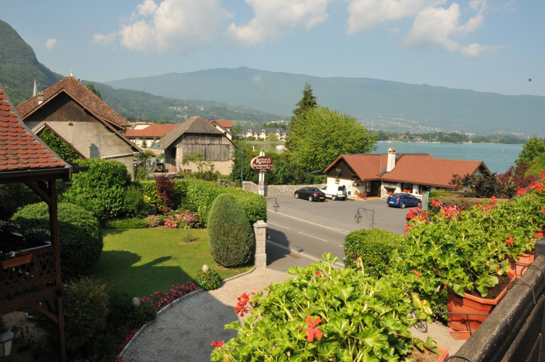 Exterior & Views